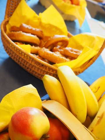 Brezeln und Obst